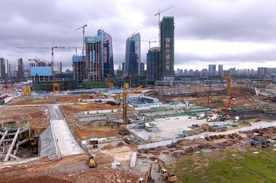 前海市政路网加速成型 多个在建项目预计明年完工，为区域发展注入新动力